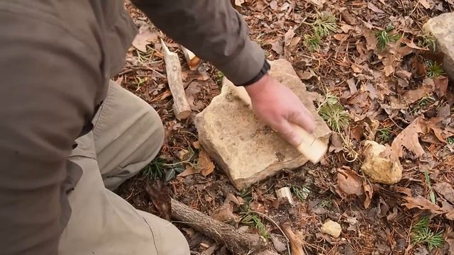 Solo Overnight With 5 Items Building a Natural Shelter with a Tomahawk Bacon Ribeye Cooked on a Roc смотреть онлайн