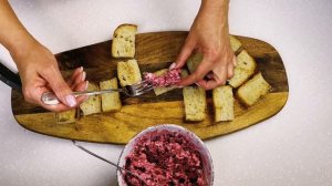 Бутерброды со свеклой и икрой сельди. Отличная закуска! Очень вкусно и необычно.  Вот это Кухня!