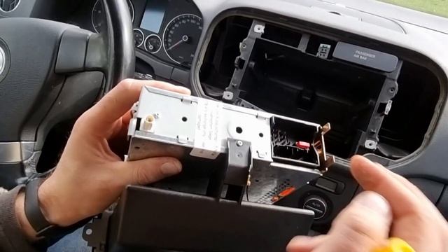 VW RCD 210 Bluetooth module install (AUX IN) смотреть онлайн