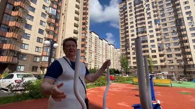 Рисковать жизнью, чтобы запрыгнуть в вагон. Падение женщины под поезд. Недоумение и радость спасени смотреть онлайн