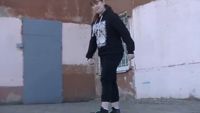 пародию на тему "Между нами тает лед" исполняет девчонка из Тулы смотреть онлайн