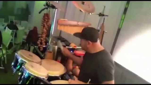 Roy Lira Tocando chá chá en conga y güiro смотреть онлайн
