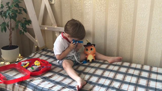 Гоша - доктор Айболит. Спасает животных.