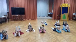 танцуют малыши. "Мы веселые малышки" (ясельная группа)