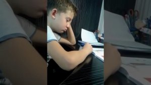 Мальчик не хочет делать уроки