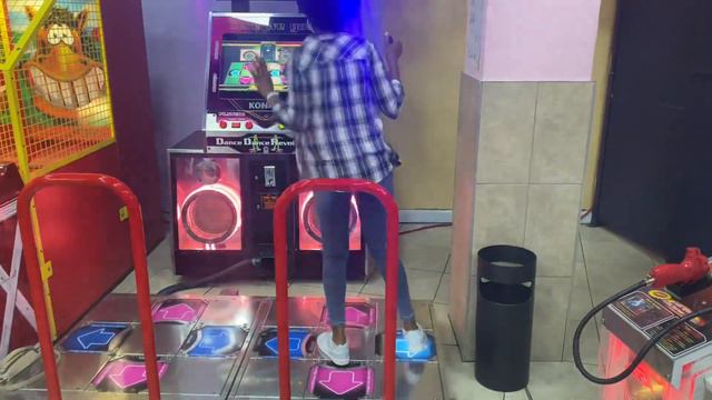 Inside THE MAGIC COMPANY | Emperors Palace | Vlog Saturday with my cousin смотреть онлайн