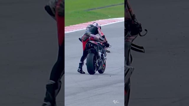 Holeshot device drama for Aleix 🥵 | 2022 #MalaysianGP 🇲🇾 смотреть онлайн