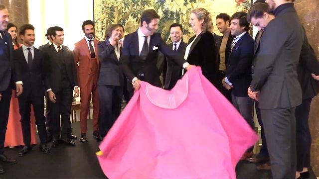 Doña Elena capotea al recibir el 'Capote de las Artes' | Diez Minutos смотреть онлайн