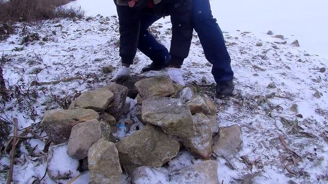 Зимний поход с палаткой и печкой, установка палатки и печки, сбор дров, мясо на костре, снежит смотреть онлайн