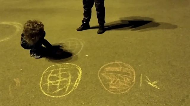 Рисуют мелом на асфальте пасхальные яйца Коля вместе с мамой. 30.05.22. смотреть онлайн
