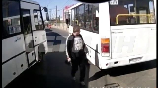 В погоне за рублем водители общественного транспорта устроили настоящую битву на дорогах. смотреть онлайн