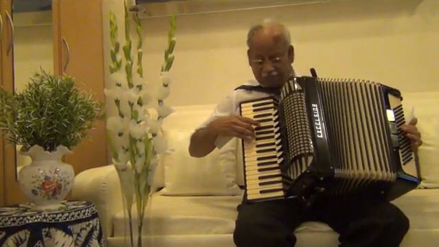 SHESHADRI SINGS TUM JO HUE MERE HUMSAFAR..THROUGH HIS ACCORDION..avi смотреть онлайн