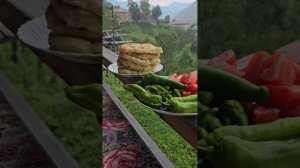 Завтрак под дождем превосходен в деревне Чайлы района Джаноглу