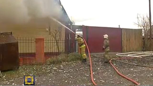 Крупный пожар в одном из частных домов Абакана смотреть онлайн