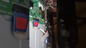 Телевизор LG зелёный, белый экран.