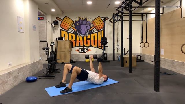 Жим гантелей лёжа в ягодичном мостике смотреть онлайн