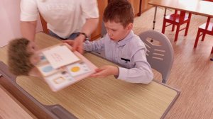 Занятие дефектолога с ребёнком младшего школьного возраста с интеллектуальными нарушениями