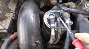 Замена топливного фильтра автомобиля Mercedes-Benz Vito 2,2  108 CDI/ назначение трубок на фильтре