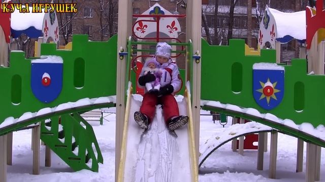 Играем зимой на детской площадке с Беби Бон Лизой!?⛄❄ смотреть онлайн