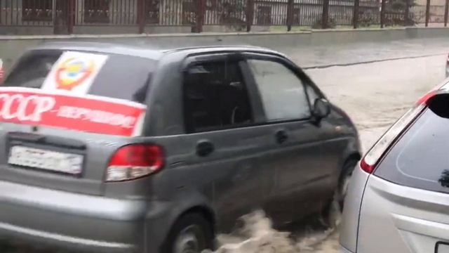 Сильный ливень затопил улицы Владикавказа смотреть онлайн