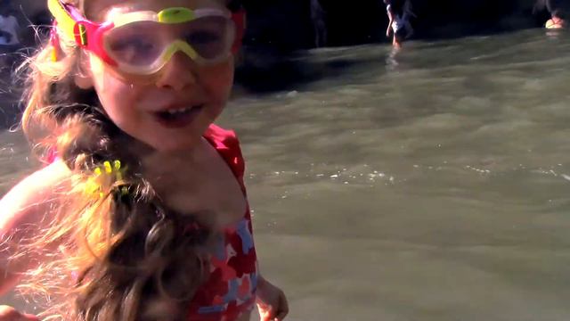ЛюДочка купается в Водопаде Тегенунган, Tegenungan Waterfall. смотреть онлайн