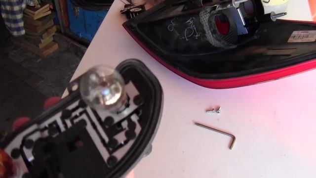 How to replace a Ford EcoSport's rear lamps/bulbs смотреть онлайн