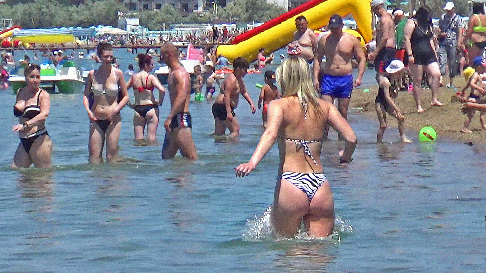 Анапа. Пляжный сезон в разгаре. Без комментариев смотреть онлайн