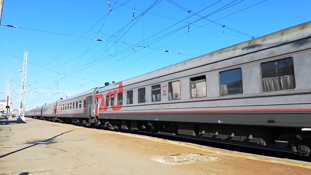 ЭП1-326 с пассажирским поездом №314 Орск-Кисловодск отправляется со станции Невинномысск. смотреть онлайн