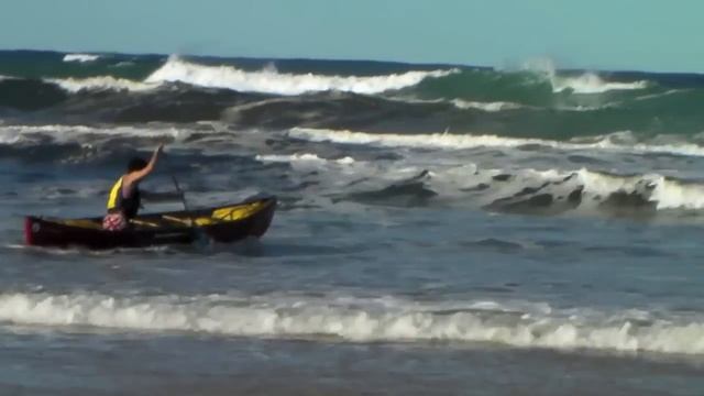 Surfing an open canoe on an ocean beach, NSW coast смотреть онлайн