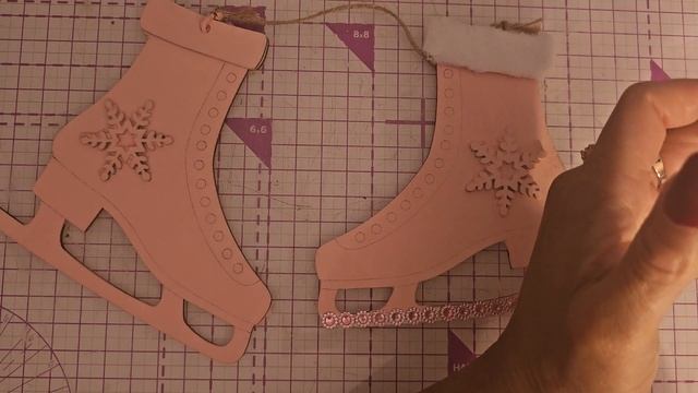 EASY DOLLAR TREE XMAS DIY ALTERED WOODEN XMAS SKATES смотреть онлайн