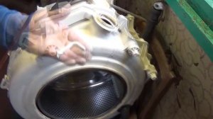 Стиральная машина Indesit WISL103(CSI).  Разрезание бака.