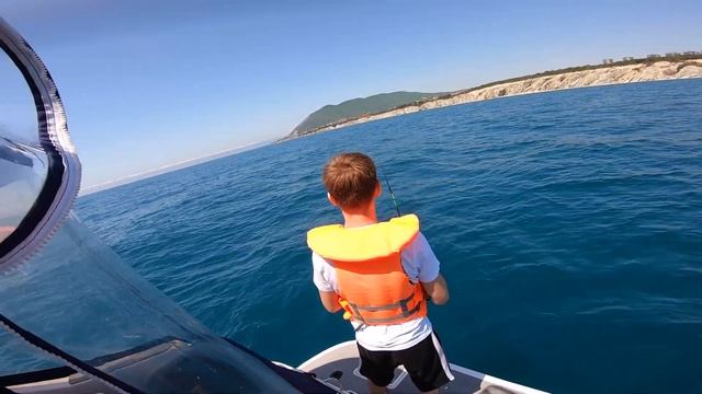 Морская прогулка. Рыбалка с катера в черном море. Катание на катере в Новороссийске. смотреть онлайн