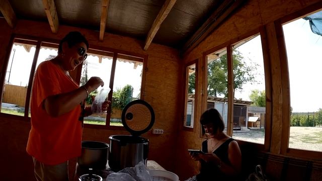 Щенки Питбуля ВцеПилиСь из за мяса не на шутку !! Наглый Амур !!! Подписчики в гостях, накормили !! смотреть онлайн