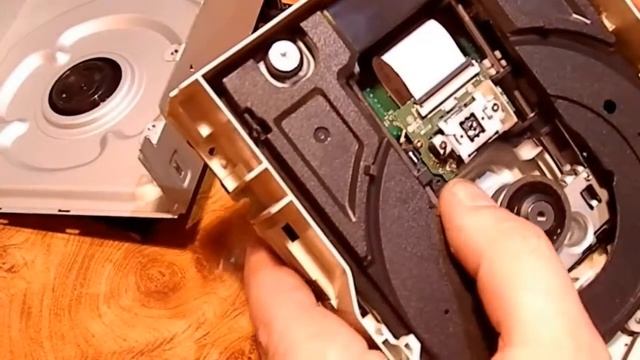 Плохо читает диски CD rom или DVD rom, чистим сами! смотреть онлайн