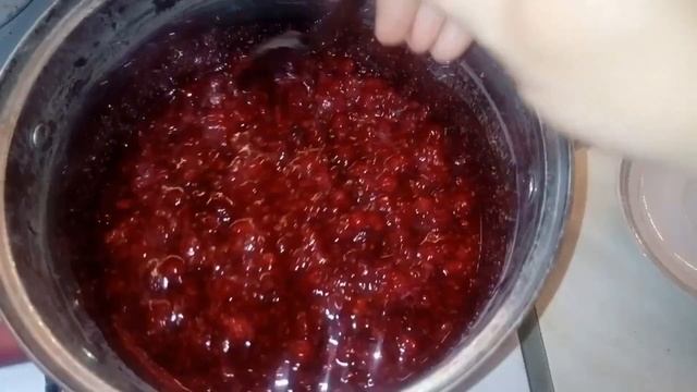 Собрала чёрную смородину и малину. Варка джема на зиму из смородины и малины. смотреть онлайн