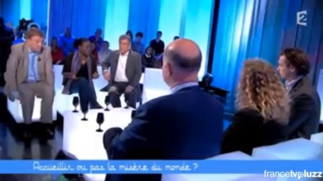 Fatou Diome : «Si les gens qui meurent étaient des Blancs, la Terre entière tremblerait» смотреть онлайн
