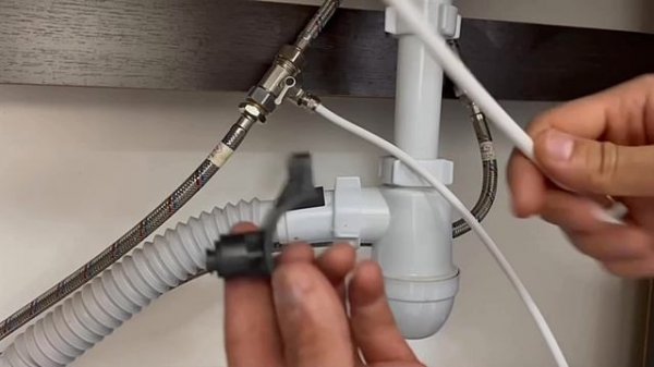 Установка и монтаж дренажного хомута под трубку 1/4’’