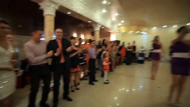 Зажигательный танец невесты и подружек! смотреть онлайн