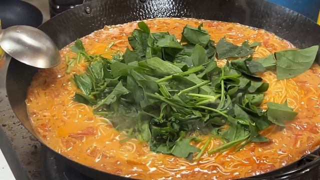 爸妈想吃茄汁面，猴哥猴嫂一起忙活，面条裹满汁吃起来太爽了！【胖猴仔】 смотреть онлайн