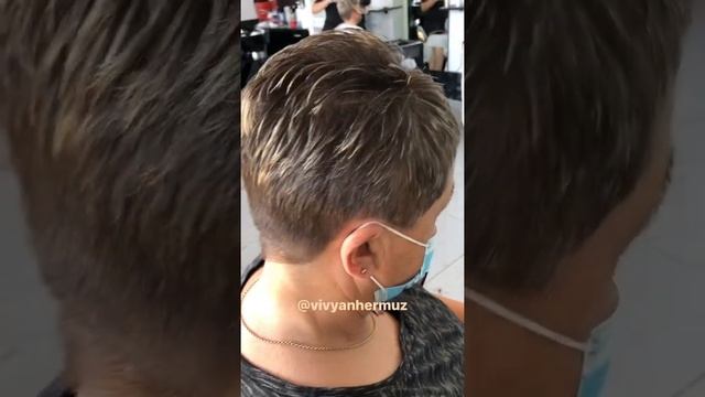 A Close up look at V line pixie haircut ??#vivyanhermuz #shorts #hair #haircut #pixiehaircut #short смотреть онлайн