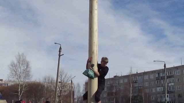 Масленица, лазание по столбу за подарками смотреть онлайн