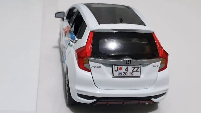 Honda Jazz / Fit 2019 Che Zhi 1.32 DieCast Custom (LED Light) смотреть онлайн