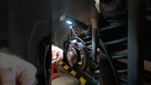 Замена задних тормозных колодок на Шкода октавия А4.