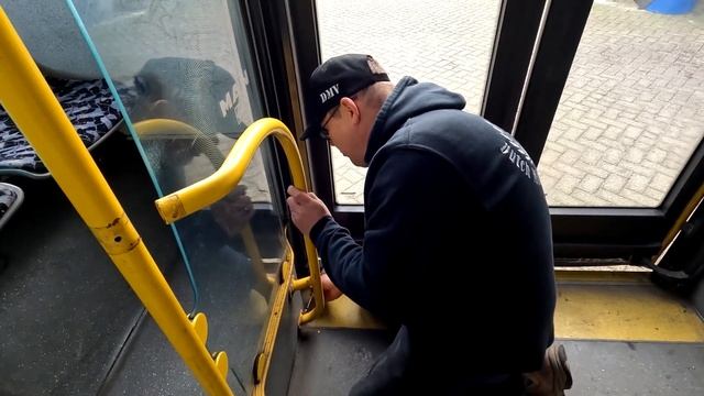 We started dismantling the double-decker bus смотреть онлайн