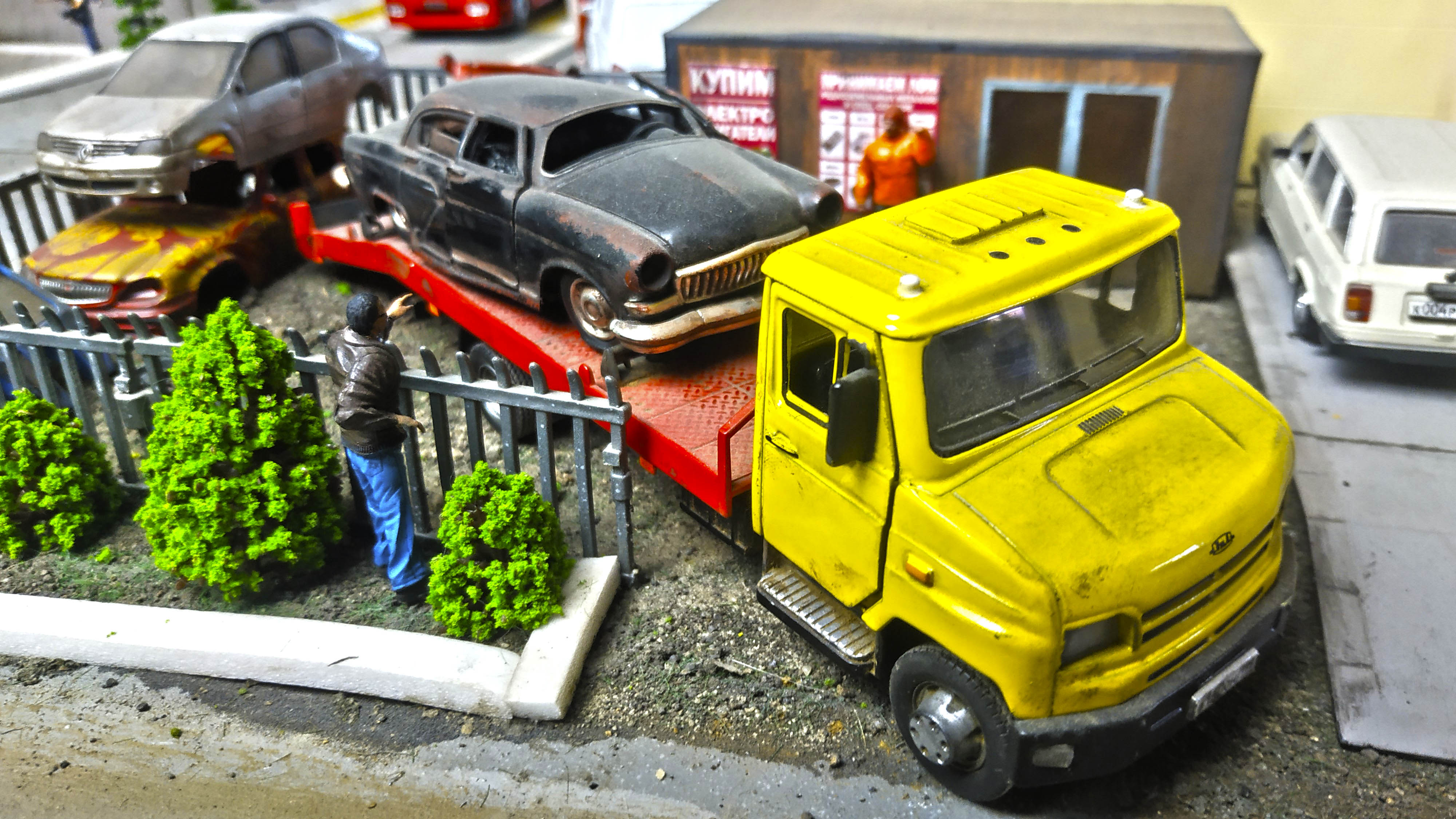 Везёт ЭВАКУАТОР СТАРУЮ МАШИНУ на свалку. Про машинки. смотреть онлайн