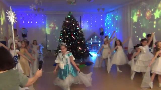 "Новогодняя сказка" в детском саду № 5 "Аистёнок г. Волхов. 26.12.2019 г. смотреть онлайн