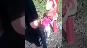 У мальчика попа слиплась