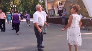 А ЛЕТО ЦВЕТА СЧАСТЬЯ ЗОЛОТОМ РАСШИТОЕ! ТАНЦЫ В ПАРКЕ ГОРЬКОГО ХАРЬКОВ СЧАСТЛИВЫЕ ДНИ.mp4