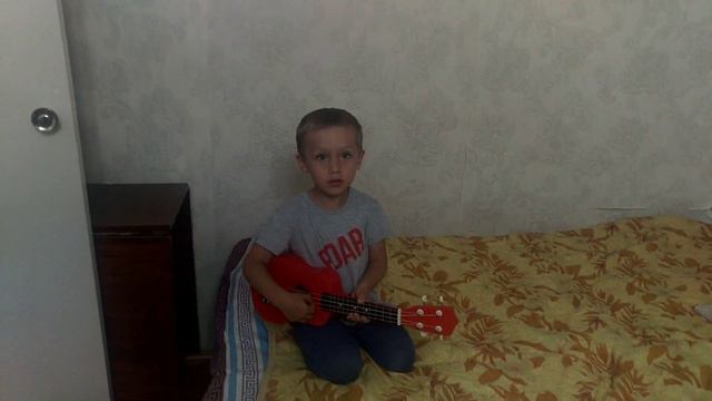 Ребенок поет на гитаре смотреть онлайн