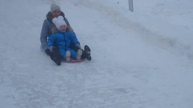 София с мамой катается с ледяной горки!!! Sofia with mum rolls with ice slides !!! смотреть онлайн